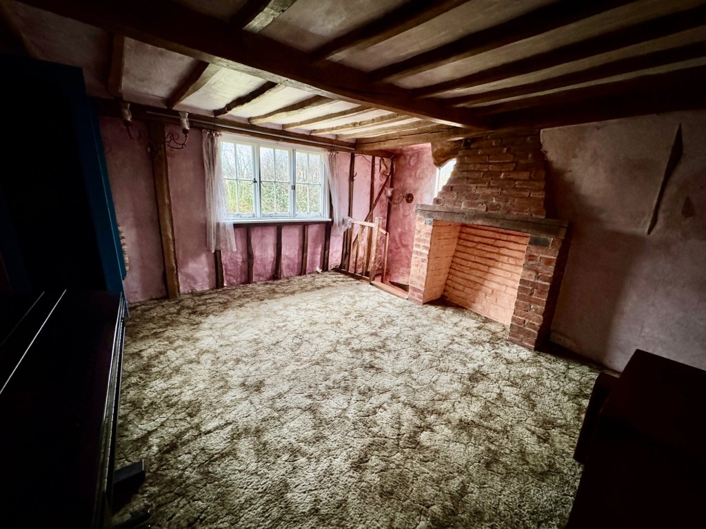 Lot: 31 - DETACHED PERIOD COTTAGE AND ORCHARD LAND - Bedroom 1